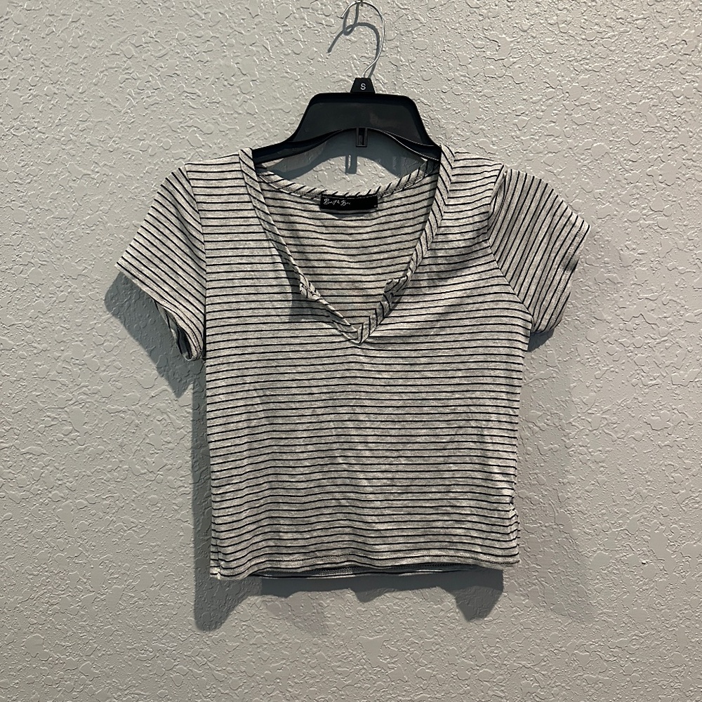Grey striped crop top w V neck - Size M